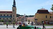 VETERÁNI. Nablýskanými historickými vozidly se v sobotu mohli kochat občané Velehradu i jeho návštěvníci.