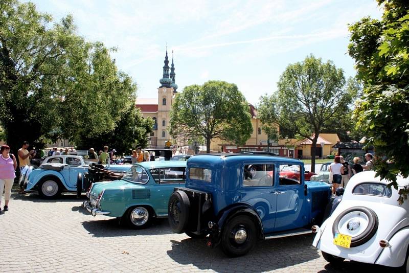 VETERÁNI. Nablýskanými historickými vozidly se v sobotu mohli kochat občané Velehradu i jeho návštěvníci.