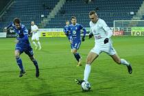 Fotbalisté Slovácka (v bílém) v osmifinále MOL Cupu doma přehráli Mladou Boleslav 1:0 brankou Kalabišky.