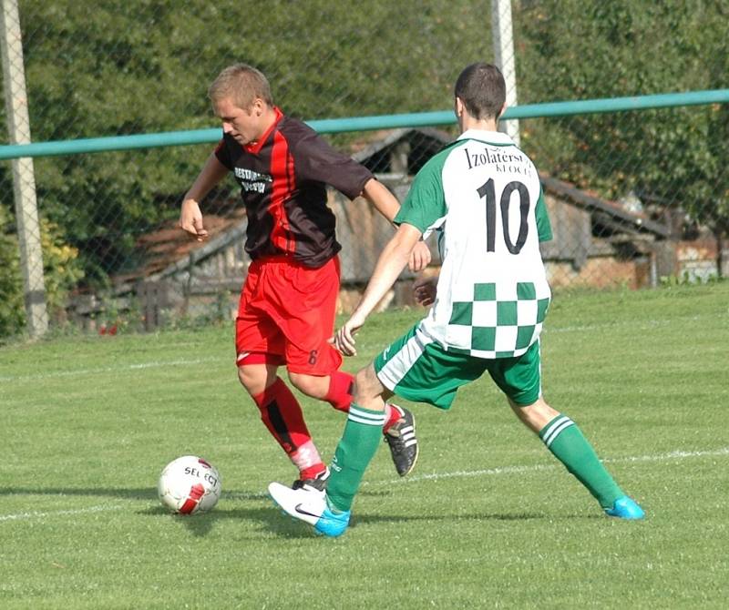 Fotbalisté Kudlovic (v kostkovaném) nenavázali na vítězství v Bánově a před domácími fanoušky odevzdali všechny body Starému Městu.