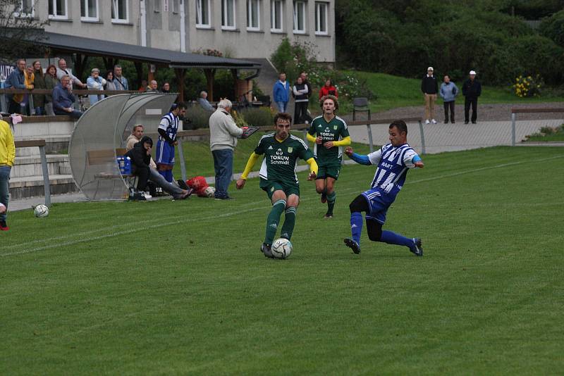 Fotbalisté Nivnice (zelené dresy) doma otočili zápas 7. kola I. A třídy skupiny B, Nedachlebice zdolali 2:1.