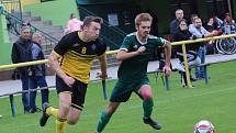 Fotbalisté Ostrožské Lhoty (žluté dresy) v 8. kole okresního přeboru Uherskohradišťska přehráli Havřice 3:0.