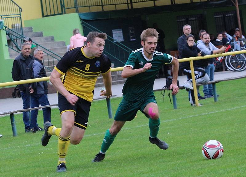 Fotbalisté Ostrožské Lhoty (žluté dresy) v 8. kole okresního přeboru Uherskohradišťska přehráli Havřice 3:0.