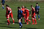 Fotbalisté vedoucích Osvětiman (červené dresy) v 18. kole krajské I. A třídy skupiny B porazili Šumice 2:0.