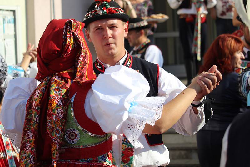 V Osvětimanech slavili hody už podruhé po sobě bez stárků. Na úřad městyse si i tak došla chasa čítající na dvě desítky páru pro hodové právo.