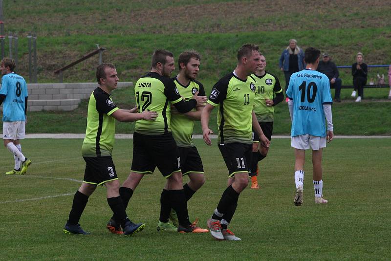 Fotbalisté Polešovic (světle modré dresy) v 10. kole krajské I. B třídy skupiny C zdolali doma na hody Lhotu 3:1.