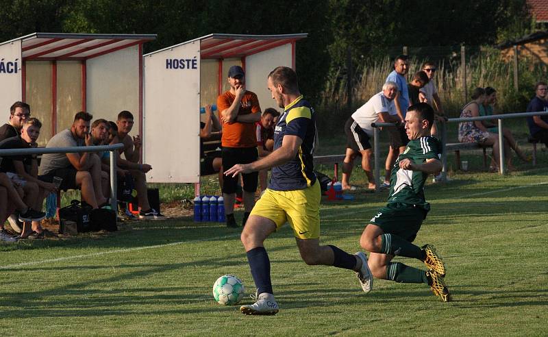 Fotbalisté Prakšic (modrožluté dresy) v I. kole krajského poháru Zlínska podlehli favorizované Nivnici 0:3.