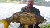 Soutěžní číslo 46 – Pavel Žmolík, kapr, 97 cm, 14kg, uloven na luhačovické přehradě.