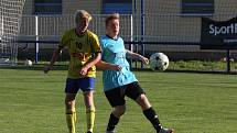 Fotbalisté Starého Města (žluté dresy) v 5. kole krajské I. B třídy skupiny C zdolali Polešovice 1:0.