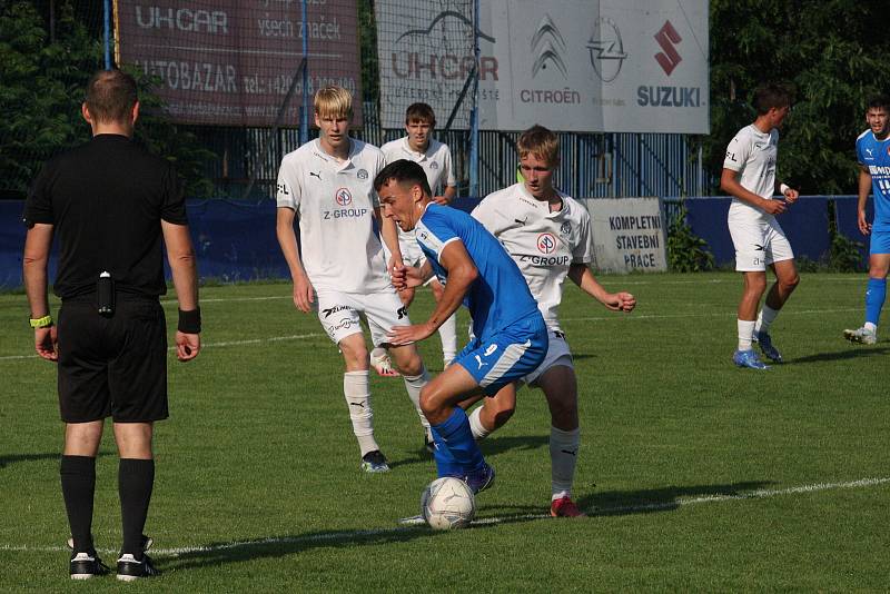 Fotbalisté Slovácka B (bílé dresy) v páteční předehrávce 32. kola MSFL remizovali na hřišti v Kunovicích s juniorkou Ostravy 2:2.