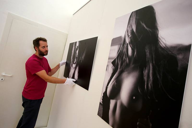 Expozice s názvem #MENEITHER herce a fotografa Hynka Čermáka