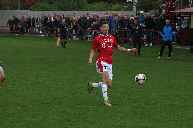 Fotbalisté Uherského Brodu (červené dresy) v 9. kole MSFL remizovali se Slováckem B 0:0.