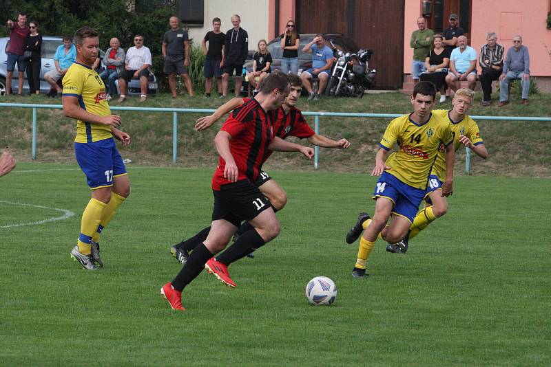 Fotbalisté Starého Města (žluté dresy) vyhráli derby ve Zlechově 3:1.