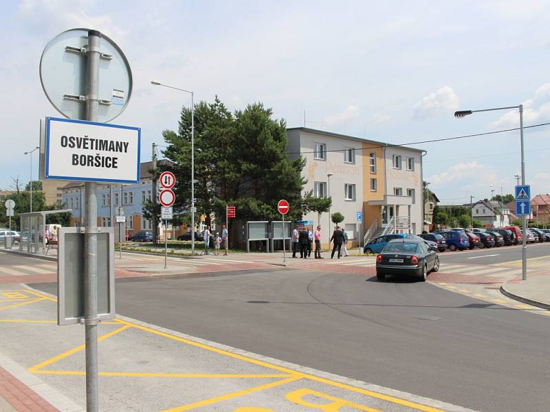 Novému prostranství před vlakovým nádražím ve Starém Městě požehnal staroměstský farář Miroslav Suchomel.