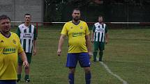 Fotbalisté Částkova (zelenobílé dresy) v rámci oslav výročí 80. let vyzvali starou gardu ligového Zlína.