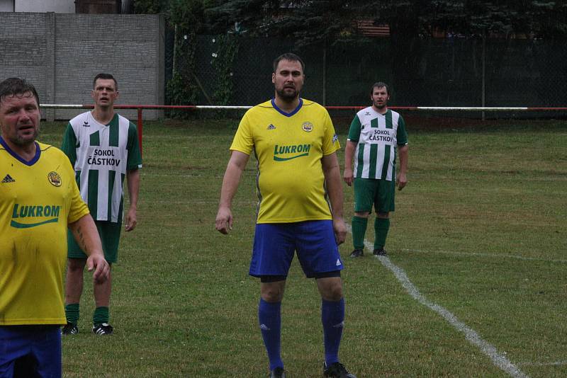 Fotbalisté Částkova (zelenobílé dresy) v rámci oslav výročí 80. let vyzvali starou gardu ligového Zlína.