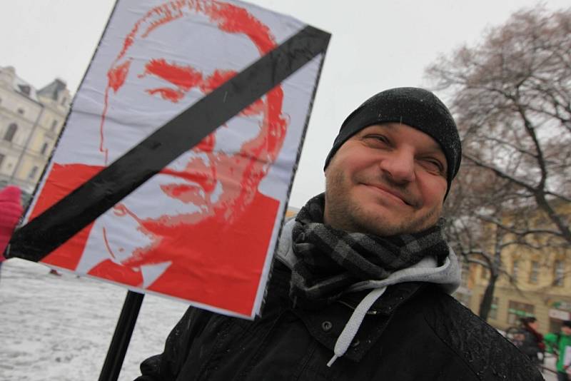 Demonstrace proti KSČM ve vedení Zlínského kraje na náměstí v Uherském Hradišti.