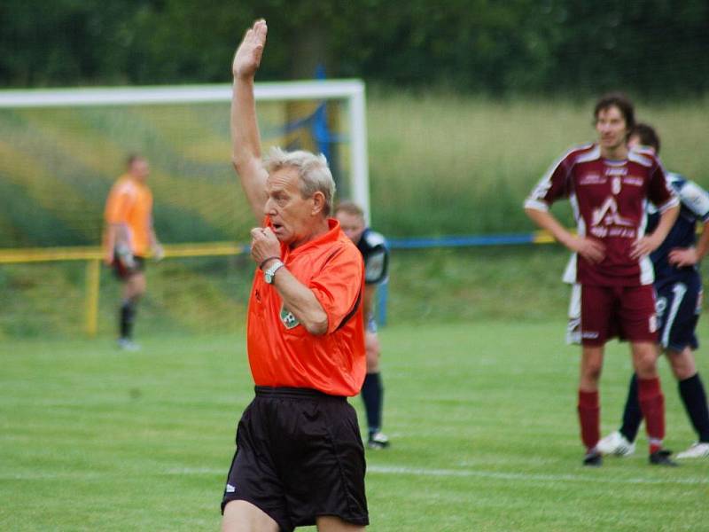 Vlčnov sice v Horním Němčí padl, přesto se i se svými fanynkami mohl radovat z prvního místa v okresní soutěži