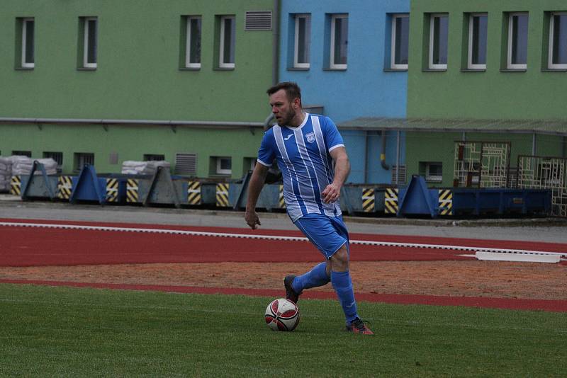 Fotbalisté Hluku (modrobílé dresy) v 16. kole I. A třídy skupiny B přehráli sousední Kunovice 3:1.