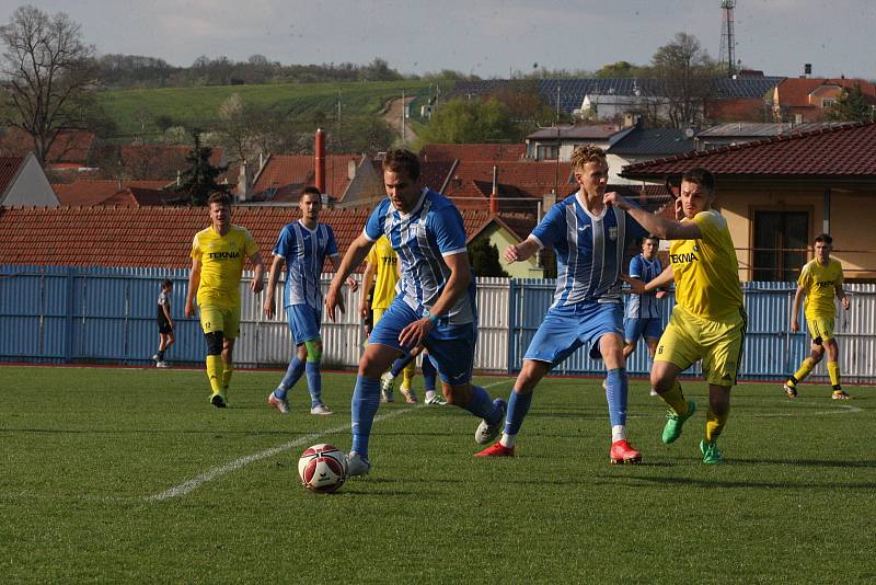 Fotbalisté Hluku (modré dresy) zdolali v sobotním zápase 19. kola krajské I. A třídy skupiny B Nivnici 3:2 a upevnili si druhé místo v tabulce.