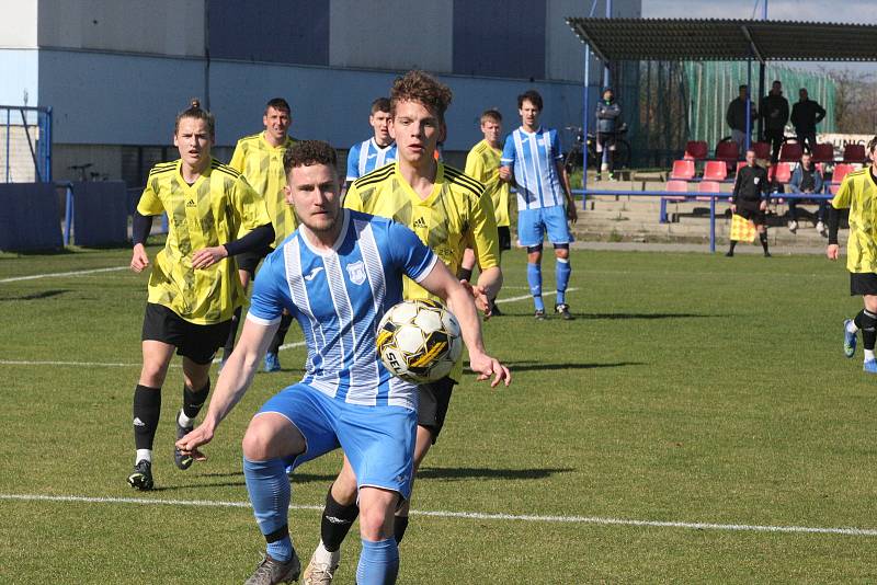 Emotivní derby v Kunovicích přineslo dva góly, čtyři červené karty a remízu 1:1.