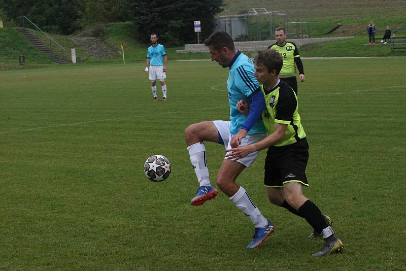 Fotbalisté Polešovic (světle modré dresy) v 10. kole krajské I. B třídy skupiny C zdolali doma na hody Lhotu 3:1.