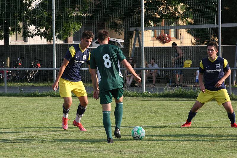 Fotbalisté Prakšic (modrožluté dresy) v I. kole krajského poháru Zlínska podlehli favorizované Nivnici 0:3.