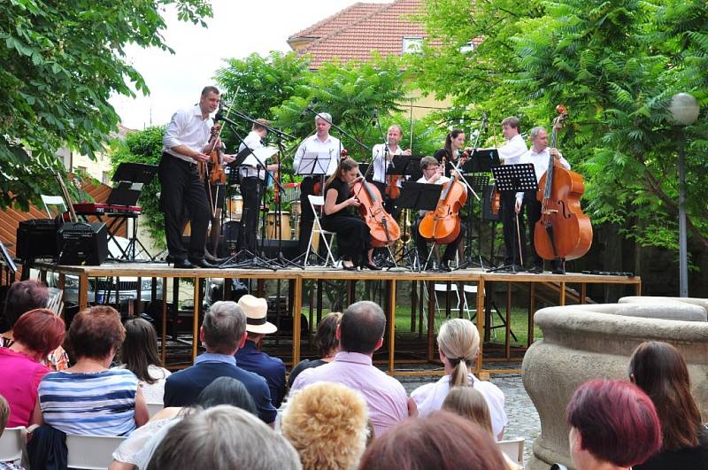 V Galerii slováckého muzea hrál Slovácký komorní orchestr a F–dur Jazzband. 