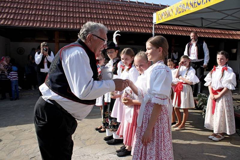 Do slováckých písniček v podání dětí se v nádvoří Muzea keramiky v Tupesích zaposlouchali rodiny malých zpěváčků.