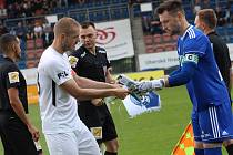 Fotbalisté Slovácka (bílé dresy) zakončili letošní sezonu domácím zápasem s Karvinou Foto: Deník/Stanislav Dufka