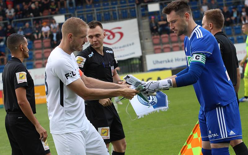 Fotbalisté Slovácka (bílé dresy) zakončili letošní sezonu domácím zápasem s Karvinou Foto: Deník/Stanislav Dufka