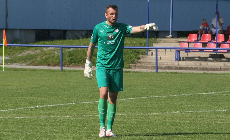 Fotbalisté Slovácka B (bílé dresy) v 6. kole MSFL podlehli Uničovu 1:2.