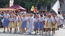 Průvod krojovaných vystartoval z Vinohradské ulice. Po dvoukilometrovém pochodu dorazili folkloristé na zaplněné Masarykovo náměstí.