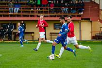 Fotbalisté Uherského Brodu (červené dresy) ve 24. kole MSFL doma remizovali s Velkým Meziříčím 2:2.