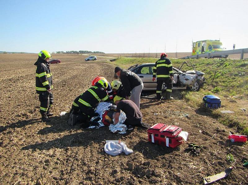 Mladík nezvládl rychlou jízdu, auto skončilo v poli