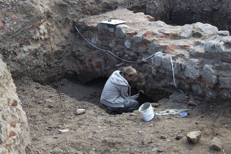 V areálu někdejšího opatského domu východně od velehradské baziliky probíhá záchranný archeologický výzkum.