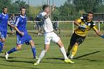 Fotbalisté 1. FC Slovácko (v bílém) porazili v přípravném duelu v Rakvicích na Břeclavsku Znojmo 4:1. Na snímku střílí úvodní gól zápasu Milan Kerbr.