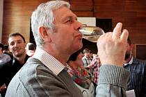 BÍLÁ, ČERVENÁ I ROSÉ. Na koštu vín v Tupesích předložili pořadatelé fajnšmekrům 426 vzorků z 28 vinařských obcí.