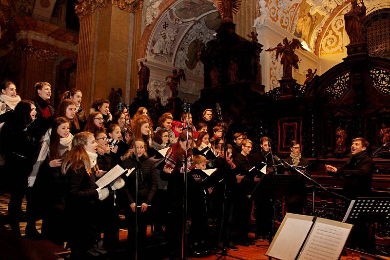 V DUCHU VÁNOC. Koncert cimbálové muziky Cifra a pěveckého sboru Viva la musica z Gymnázia v Uherském Hradišti přilákal do velehradské baziliky na 250 posluchačů.