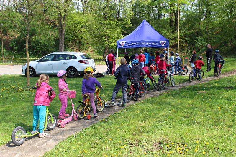 Děti v Podolí v sobotu 2. května vyrazily na svých kolech na překážkovou dráhu.