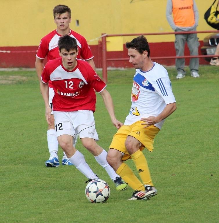 Stanislav Josefík (v červeném) se v posledním duelu s Valašským Meziříčím snaží uniknout svému strážci.