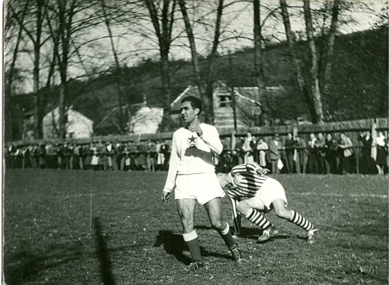 Dukla Praha v šedesátých letech přilákala do Vlčnova spousty fanoušků. Foto: archiv Antonína Zlínského