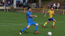 Fotbalisté Starého Města (žluté dresy) zdolali ve šlágru 4. kola I. B třídy sk. C domácí Ořechov 4:0.