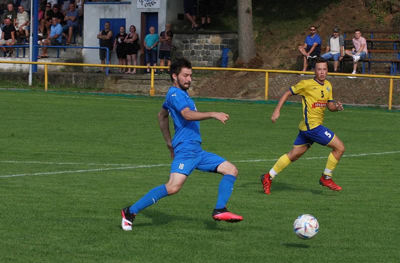 Fotbalisté Starého Města (žluté dresy) zdolali ve šlágru 4. kola I. B třídy sk. C domácí Ořechov 4:0.