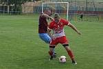 Fotbalisté Slavkova (bíločervené dresy) na úvod nové sezony zdolali Velký Ořechov 1:0.