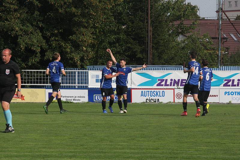 Fotbalisté Starého Města (modré dresy) ve čtvrtfinále Poháru Zlínského KFS zdolali Boršice na pokutové kopy. Dramatický duel sledovalo 550 diváků.