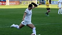 Fotbalistky Slovácka (v bílých dresech) na Městském stadionu Miroslava Valenty zdolaly Horní Heršpice 2:1.