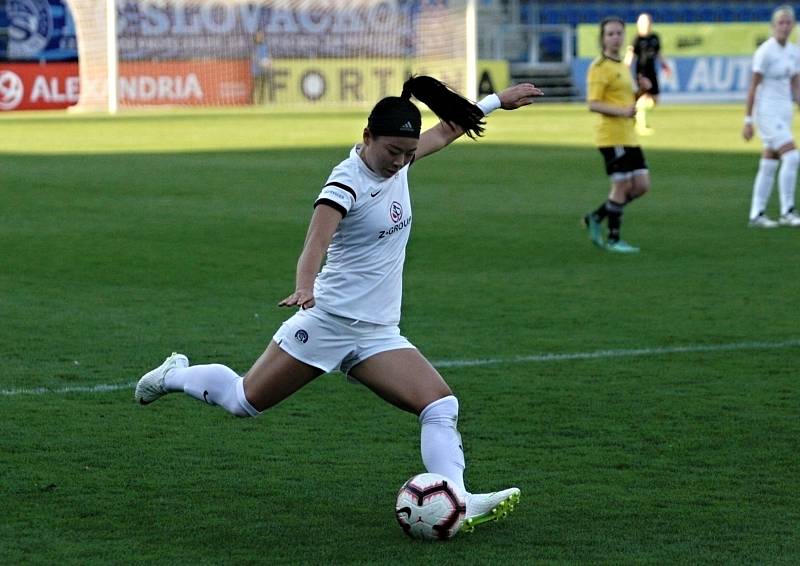 Fotbalistky Slovácka (v bílých dresech) na Městském stadionu Miroslava Valenty zdolaly Horní Heršpice 2:1.