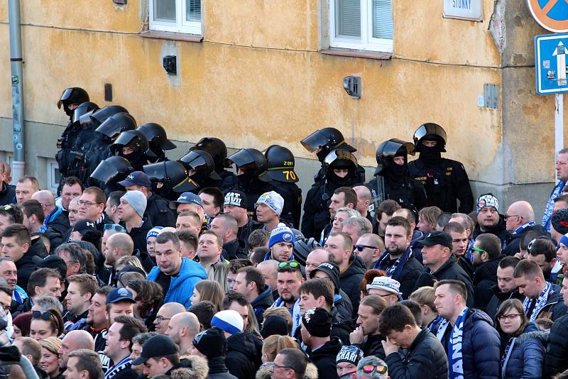 Fotbalisté Slovácka (v bílých dresech) proti Baníku Ostrava