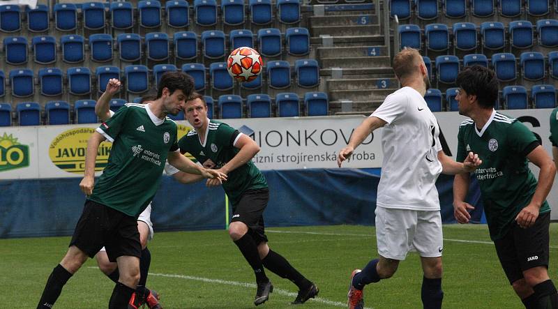 Tým FC Vinaři České republiky (bílé dresy) se dostal na domácím mistrovství Evropy ve fotbale až do finále, když Německo porazil na penalty.